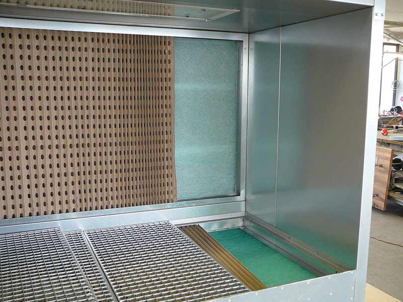 Trockenspritzstand mit Unterabsaugung und Filter