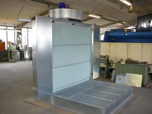 Trockenspritzwand mit Unterabsaugung und Glasfaserfilter